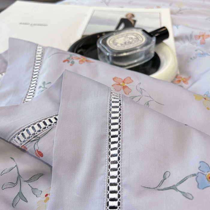 91家纺网 家纺一手货源 找家纺 薇玛仕 2026新款茶小纤60S长绒棉印花镂空款蚕丝夏凉被空调被 红袖添香-灰