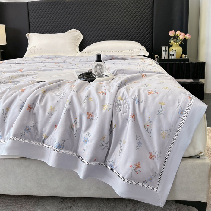 91家纺网 家纺一手货源 找家纺 薇玛仕 2026新款茶小纤60S长绒棉印花镂空款蚕丝夏凉被空调被 红袖添香-灰