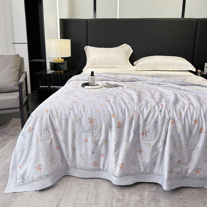 91家纺网 家纺一手货源 找家纺 薇玛仕 2026新款茶小纤60S长绒棉印花镂空款蚕丝夏凉被空调被 红袖添香-灰