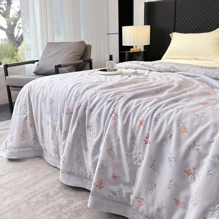 91家纺网 家纺一手货源 找家纺 薇玛仕 2026新款茶小纤60S长绒棉印花镂空款蚕丝夏凉被空调被 红袖添香-灰