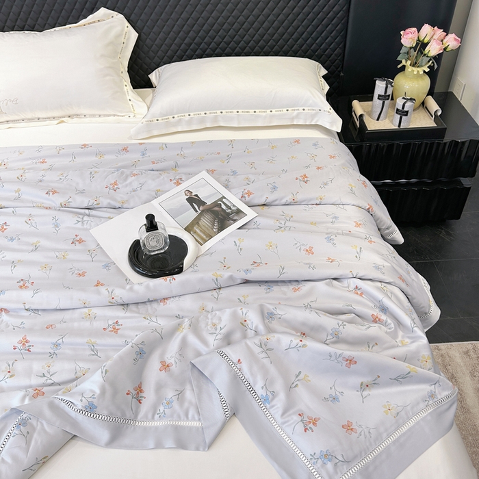 91家纺网 家纺一手货源 找家纺 薇玛仕 2026新款茶小纤60S长绒棉印花镂空款蚕丝夏凉被空调被 红袖添香-灰