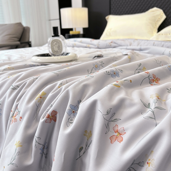 91家纺网 家纺一手货源 找家纺 薇玛仕 2026新款茶小纤60S长绒棉印花镂空款蚕丝夏凉被空调被 红袖添香-灰