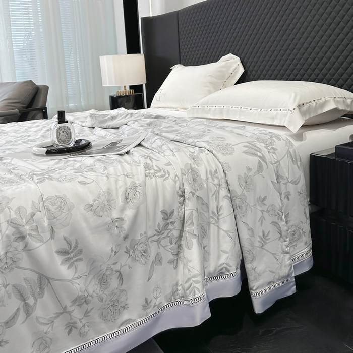 91家纺网 家纺一手货源 找家纺 薇玛仕 2026新款茶小纤60S长绒棉印花镂空款蚕丝夏凉被空调被 墨韵