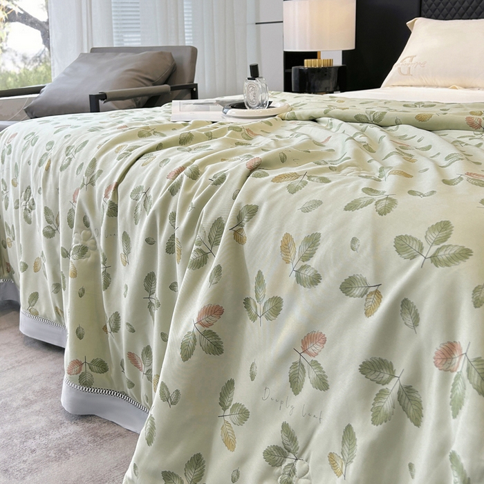 91家纺网 家纺一手货源 找家纺 薇玛仕 2026新款茶小纤60S长绒棉印花镂空款蚕丝夏凉被空调被 轻奢小叶-绿