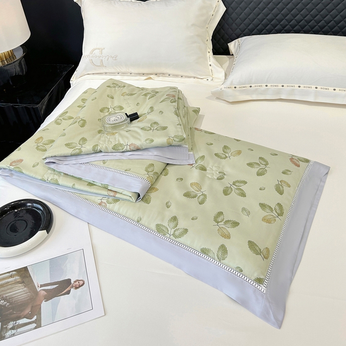 91家纺网 家纺一手货源 找家纺 薇玛仕 2026新款茶小纤60S长绒棉印花镂空款蚕丝夏凉被空调被 轻奢小叶-绿