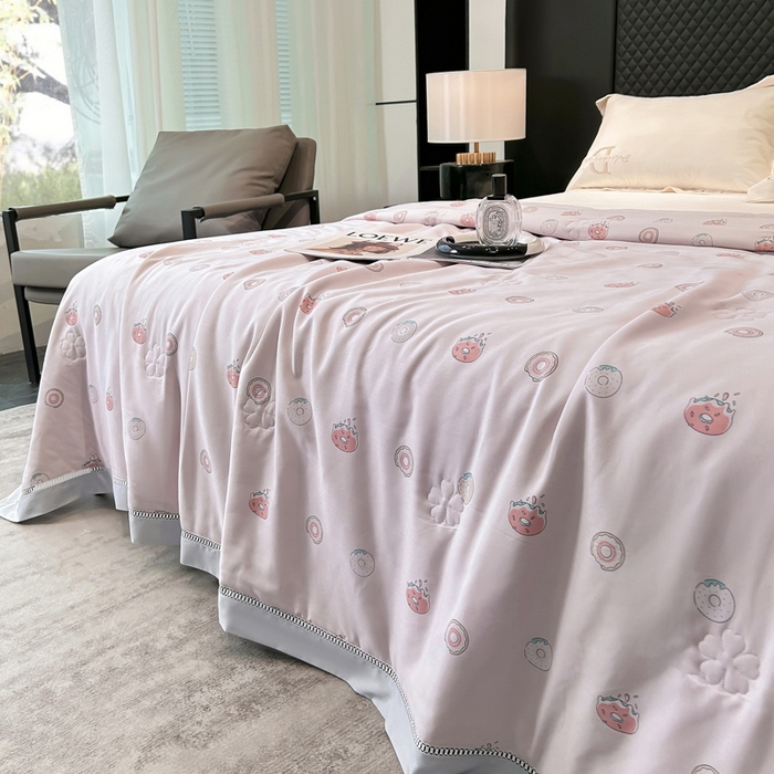 91家纺网 家纺一手货源 找家纺 薇玛仕 2026新款茶小纤60S长绒棉印花镂空款蚕丝夏凉被空调被 甜甜圈