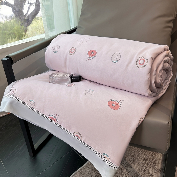 91家纺网 家纺一手货源 找家纺 薇玛仕 2026新款茶小纤60S长绒棉印花镂空款蚕丝夏凉被空调被 甜甜圈