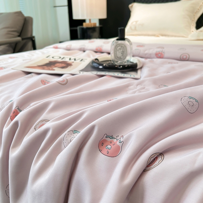 91家纺网 家纺一手货源 找家纺 薇玛仕 2026新款茶小纤60S长绒棉印花镂空款蚕丝夏凉被空调被 甜甜圈