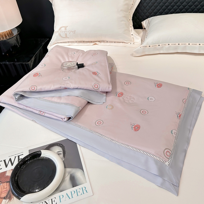 91家纺网 家纺一手货源 找家纺 薇玛仕 2026新款茶小纤60S长绒棉印花镂空款蚕丝夏凉被空调被 甜甜圈