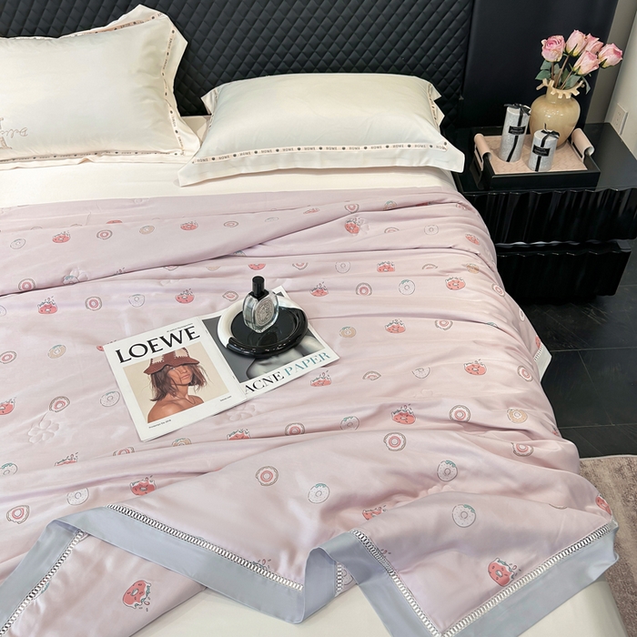 91家纺网 家纺一手货源 找家纺 薇玛仕 2026新款茶小纤60S长绒棉印花镂空款蚕丝夏凉被空调被 甜甜圈