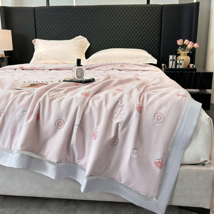 91家纺网 家纺一手货源 找家纺 薇玛仕 2026新款茶小纤60S长绒棉印花镂空款蚕丝夏凉被空调被 甜甜圈