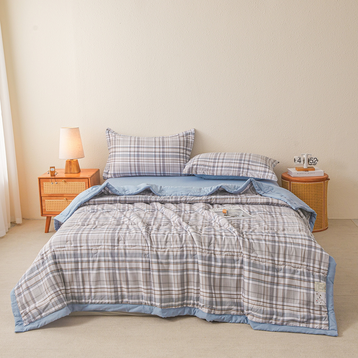 91家纺网 家纺一手货源 找家纺 （总）西域种棉人·千百笠 2026新款A类新疆棉花夏凉被加宽包边水洗棉无印格子印花吸湿透气棉花夏被空调被