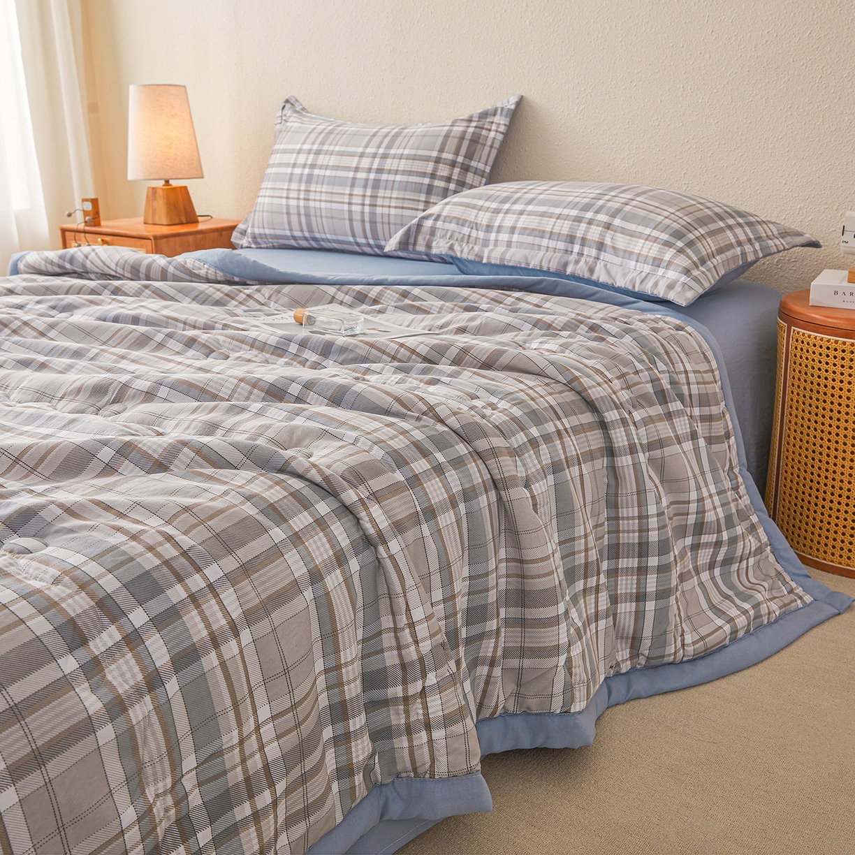 91家纺网 家纺一手货源 找家纺 （总）西域种棉人·千百笠 2026新款A类新疆棉花夏凉被加宽包边水洗棉无印格子印花吸湿透气棉花夏被空调被