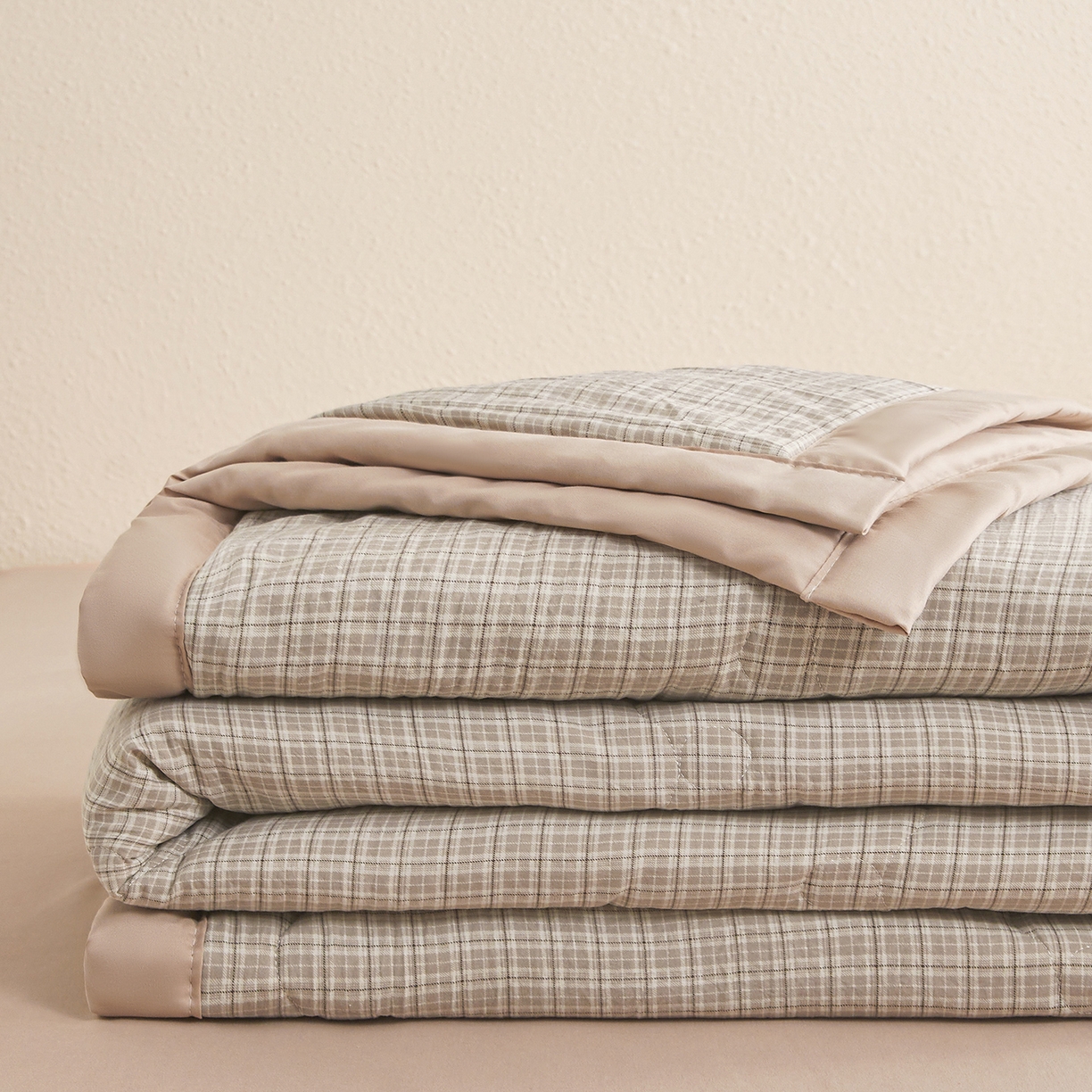 91家纺网 家纺一手货源 找家纺 西域种棉人·千百笠 2026新款A类新疆棉花夏凉被加宽包边水洗棉无印格子印花吸湿透气棉花夏被空调被 小格灰