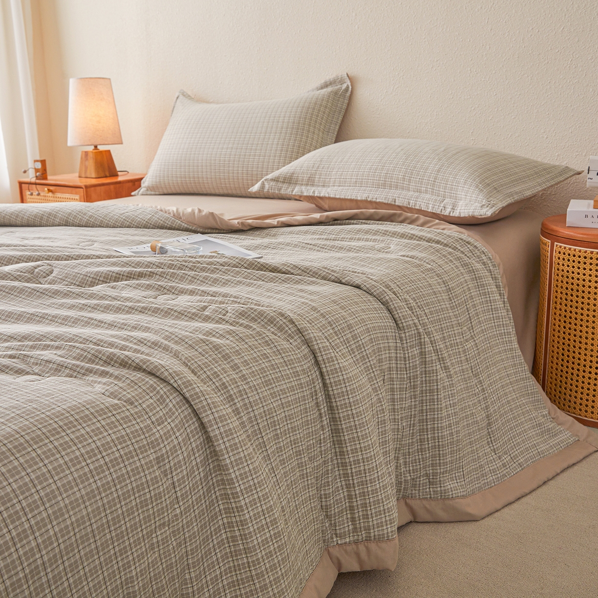 91家纺网 家纺一手货源 找家纺 西域种棉人·千百笠 2026新款A类新疆棉花夏凉被加宽包边水洗棉无印格子印花吸湿透气棉花夏被空调被 小格灰