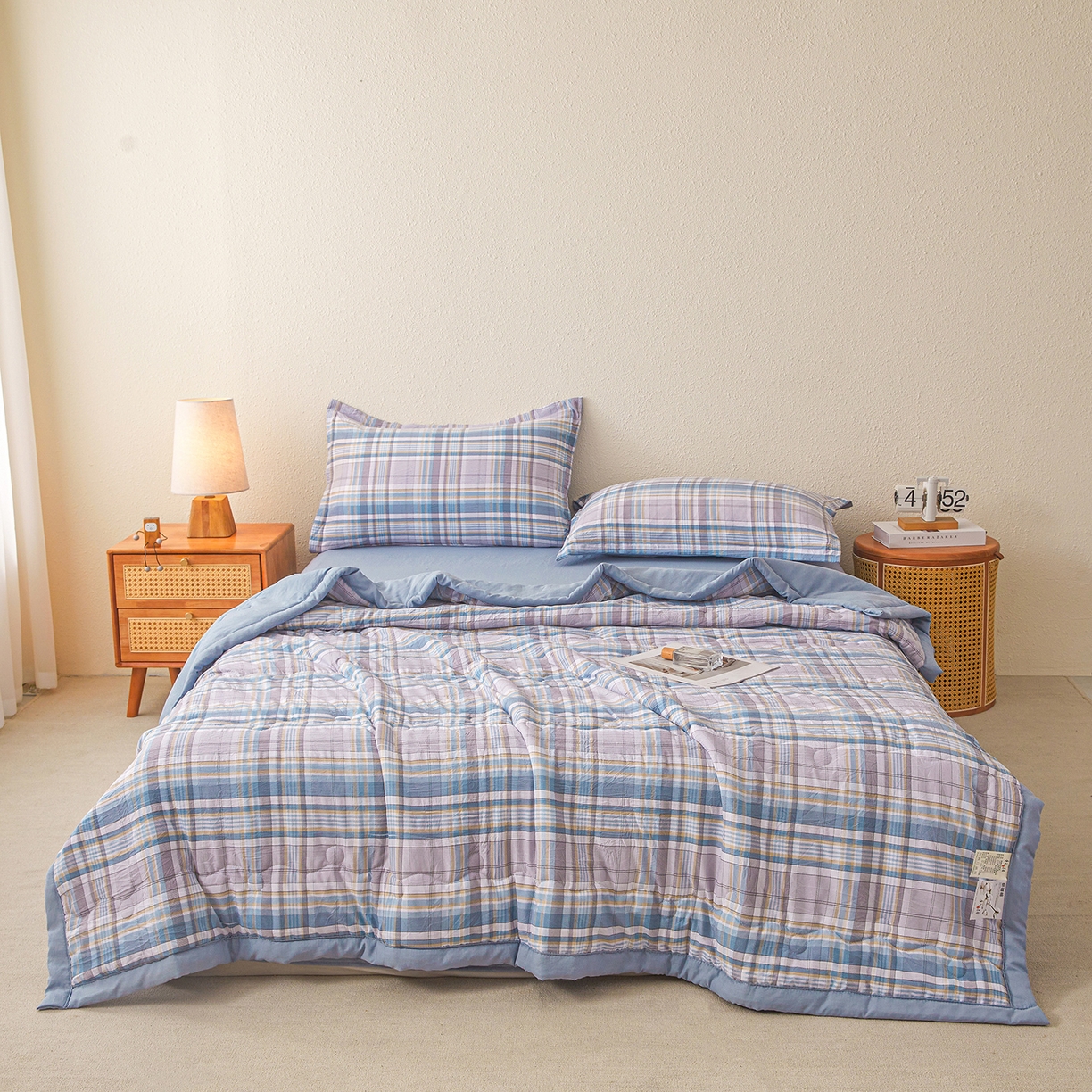 91家纺网 家纺一手货源 找家纺 西域种棉人·千百笠 2026新款A类新疆棉花夏凉被加宽包边水洗棉无印格子印花吸湿透气棉花夏被空调被 格子蓝