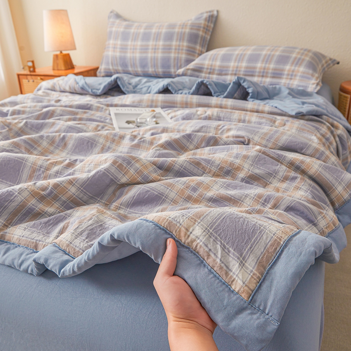 91家纺网 家纺一手货源 找家纺 西域种棉人·千百笠 2026新款A类新疆棉花夏凉被加宽包边水洗棉无印格子印花吸湿透气棉花夏被空调被 格子紫