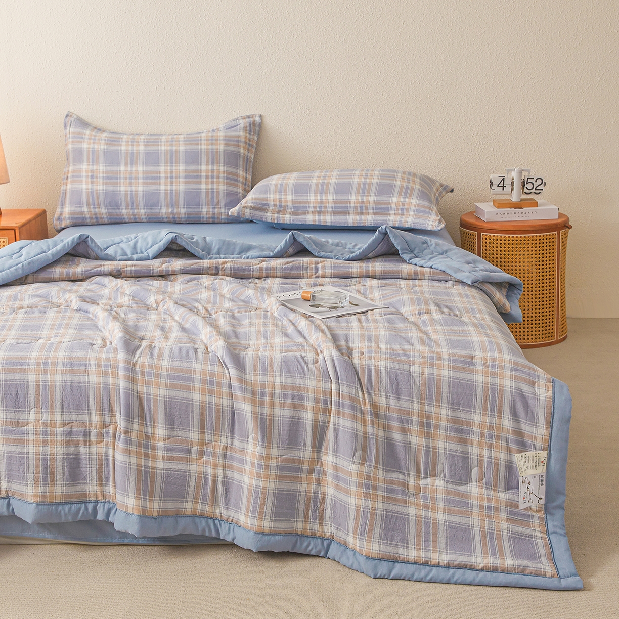 91家纺网 家纺一手货源 找家纺 西域种棉人·千百笠 2026新款A类新疆棉花夏凉被加宽包边水洗棉无印格子印花吸湿透气棉花夏被空调被 格子紫