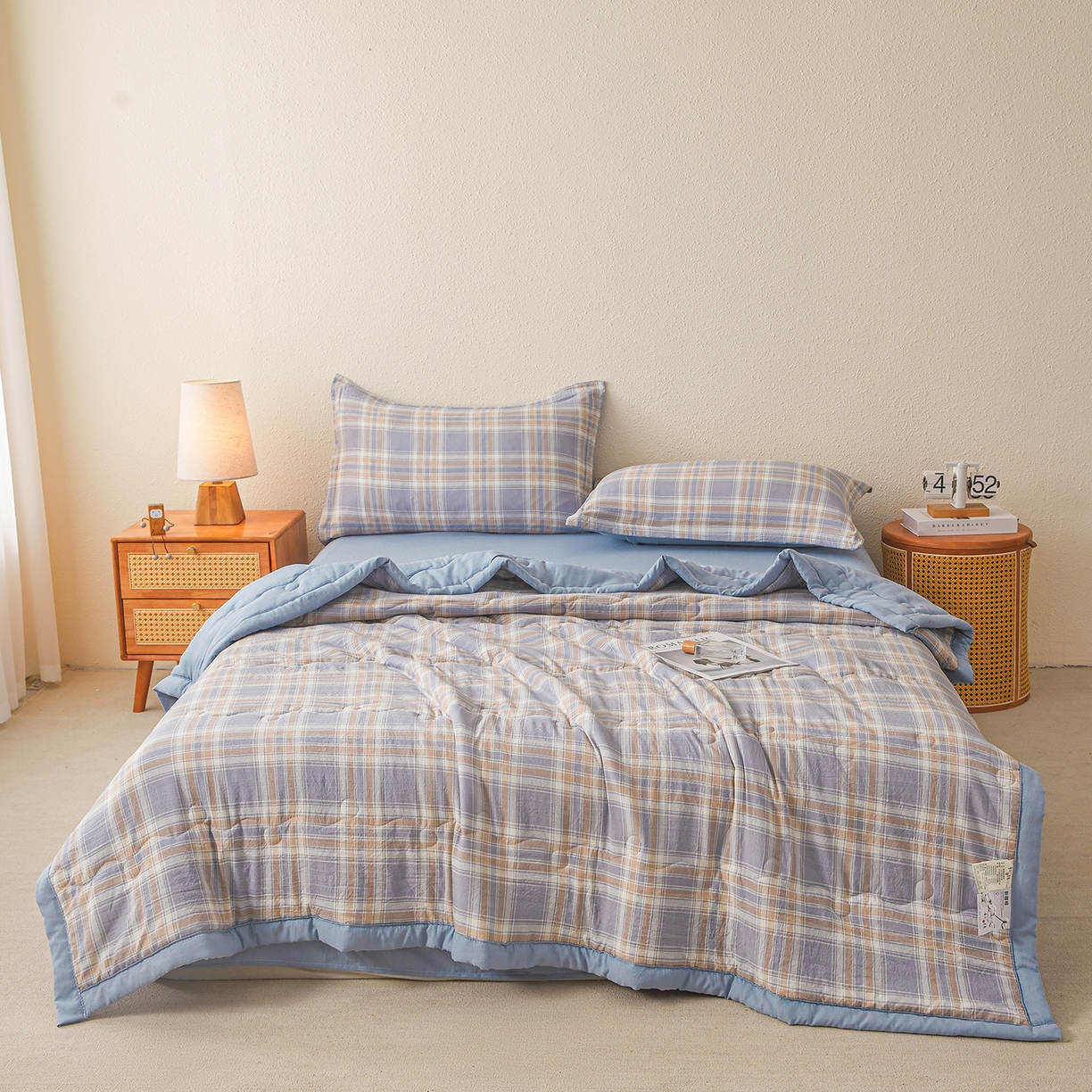 91家纺网 家纺一手货源 找家纺 西域种棉人·千百笠 2026新款A类新疆棉花夏凉被加宽包边水洗棉无印格子印花吸湿透气棉花夏被空调被 格子紫