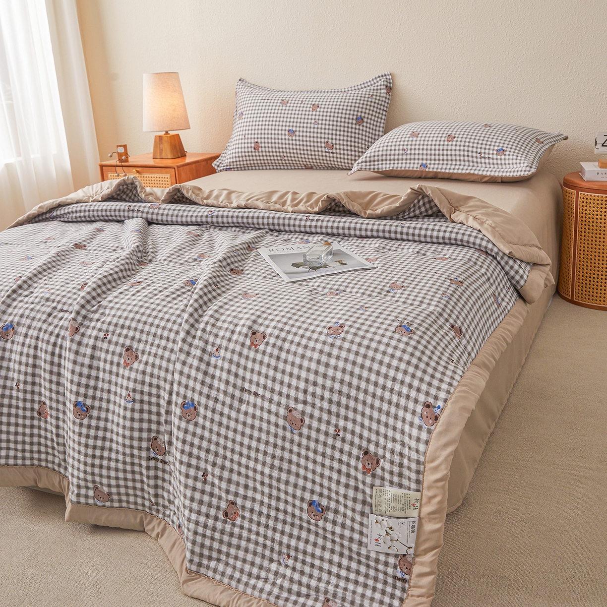 91家纺网 家纺一手货源 找家纺 西域种棉人·千百笠 2026新款A类新疆棉花夏凉被加宽包边水洗棉无印格子印花吸湿透气棉花夏被空调被 格子熊