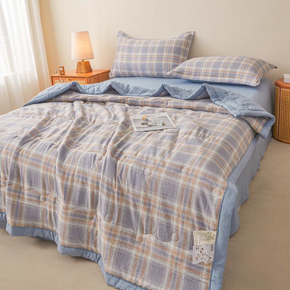 91家纺网 家纺一手货源 找家纺 西域种棉人·千百笠 2026新款A类新疆棉花夏凉被加宽包边水洗棉无印格子印花吸湿透气棉花夏被空调被 格子紫