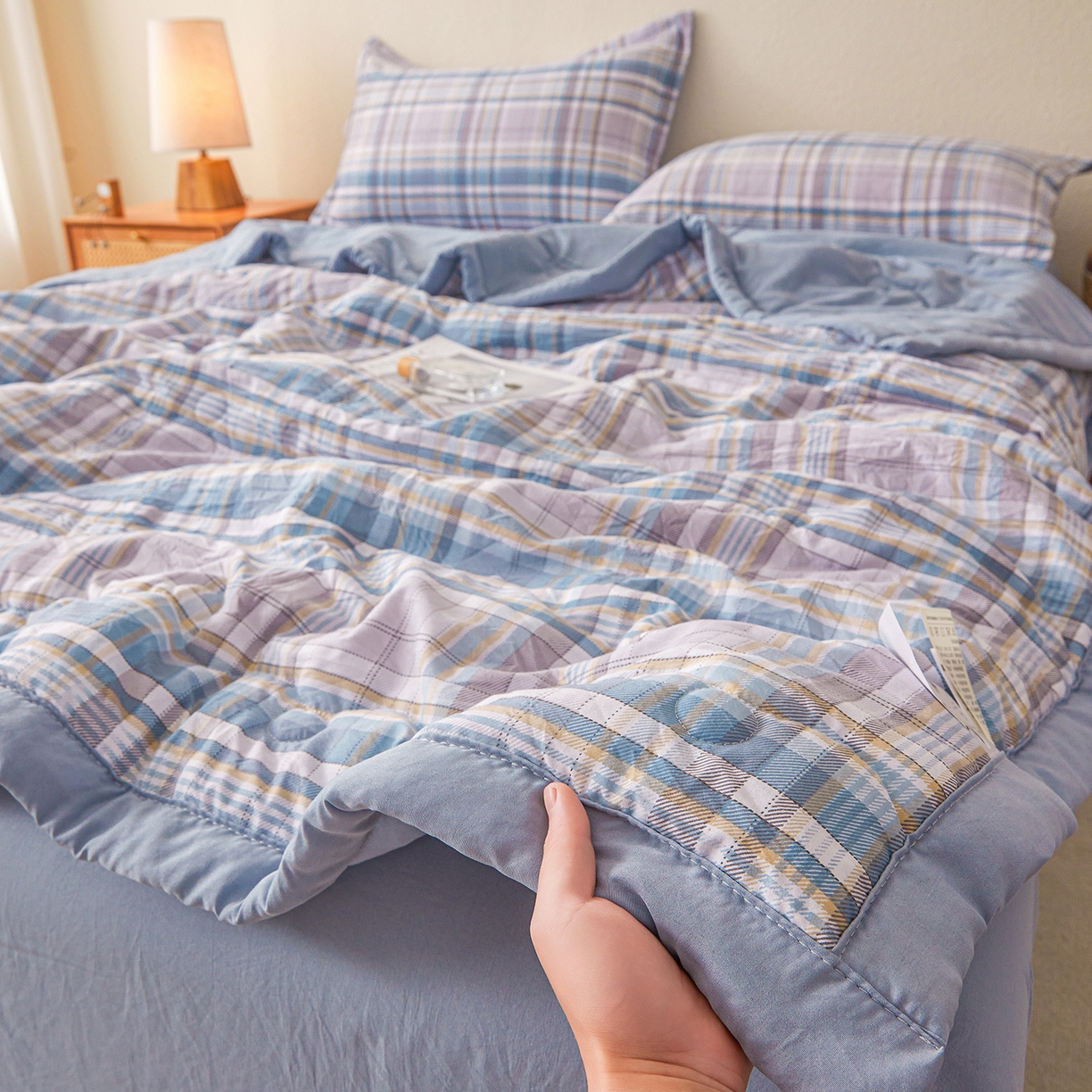 91家纺网 家纺一手货源 找家纺 西域种棉人·千百笠 2026新款A类新疆棉花夏凉被加宽包边水洗棉无印格子印花吸湿透气棉花夏被空调被 格子蓝