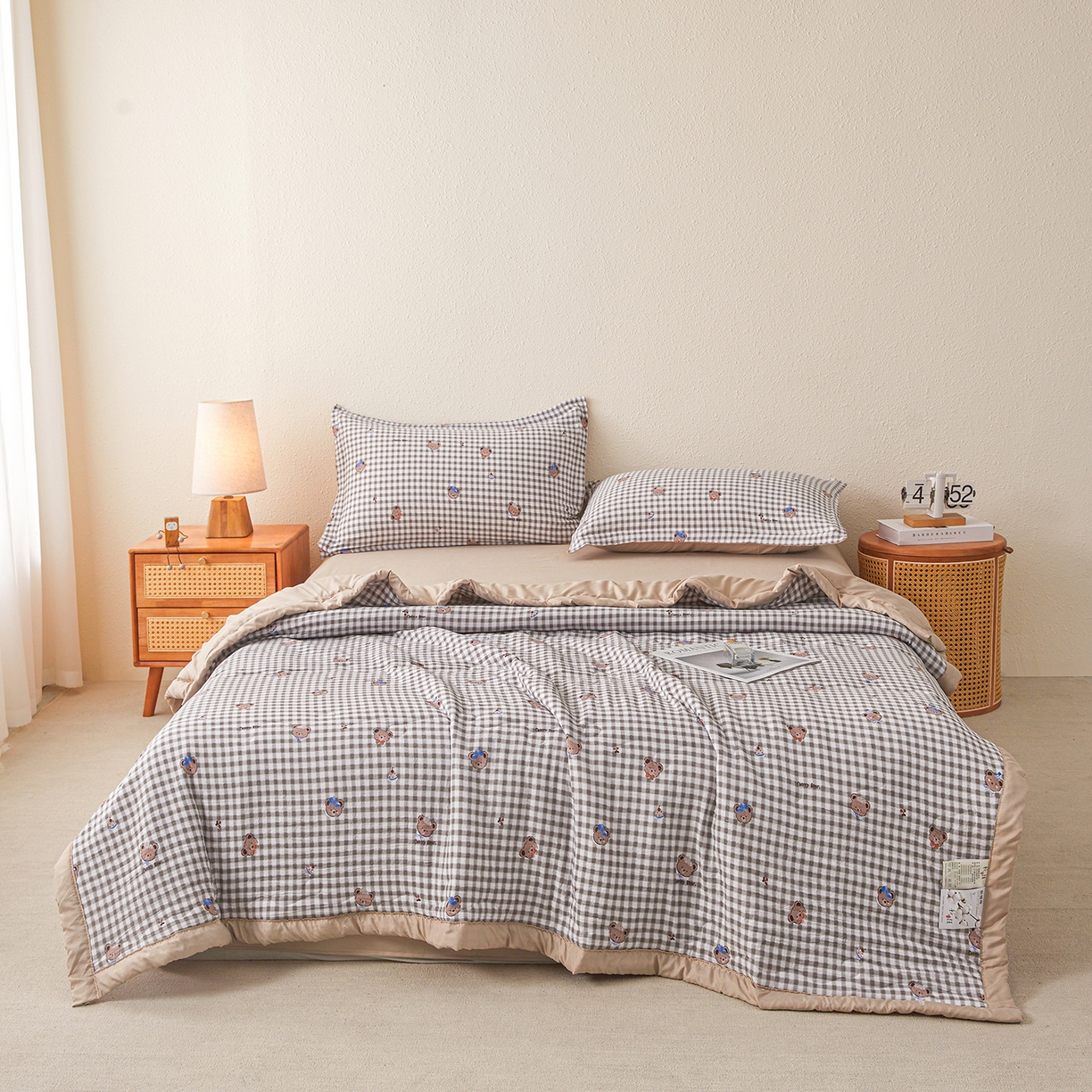 91家纺网 家纺一手货源 找家纺 西域种棉人·千百笠 2026新款A类新疆棉花夏凉被加宽包边水洗棉无印格子印花吸湿透气棉花夏被空调被 格子熊