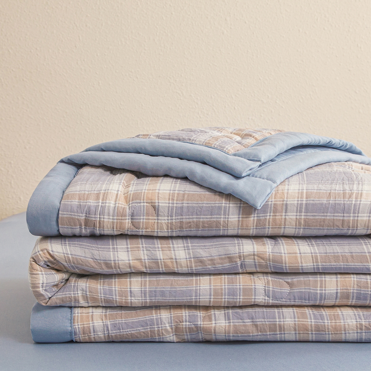 91家纺网 家纺一手货源 找家纺 西域种棉人·千百笠 2026新款A类新疆棉花夏凉被加宽包边水洗棉无印格子印花吸湿透气棉花夏被空调被 格子紫