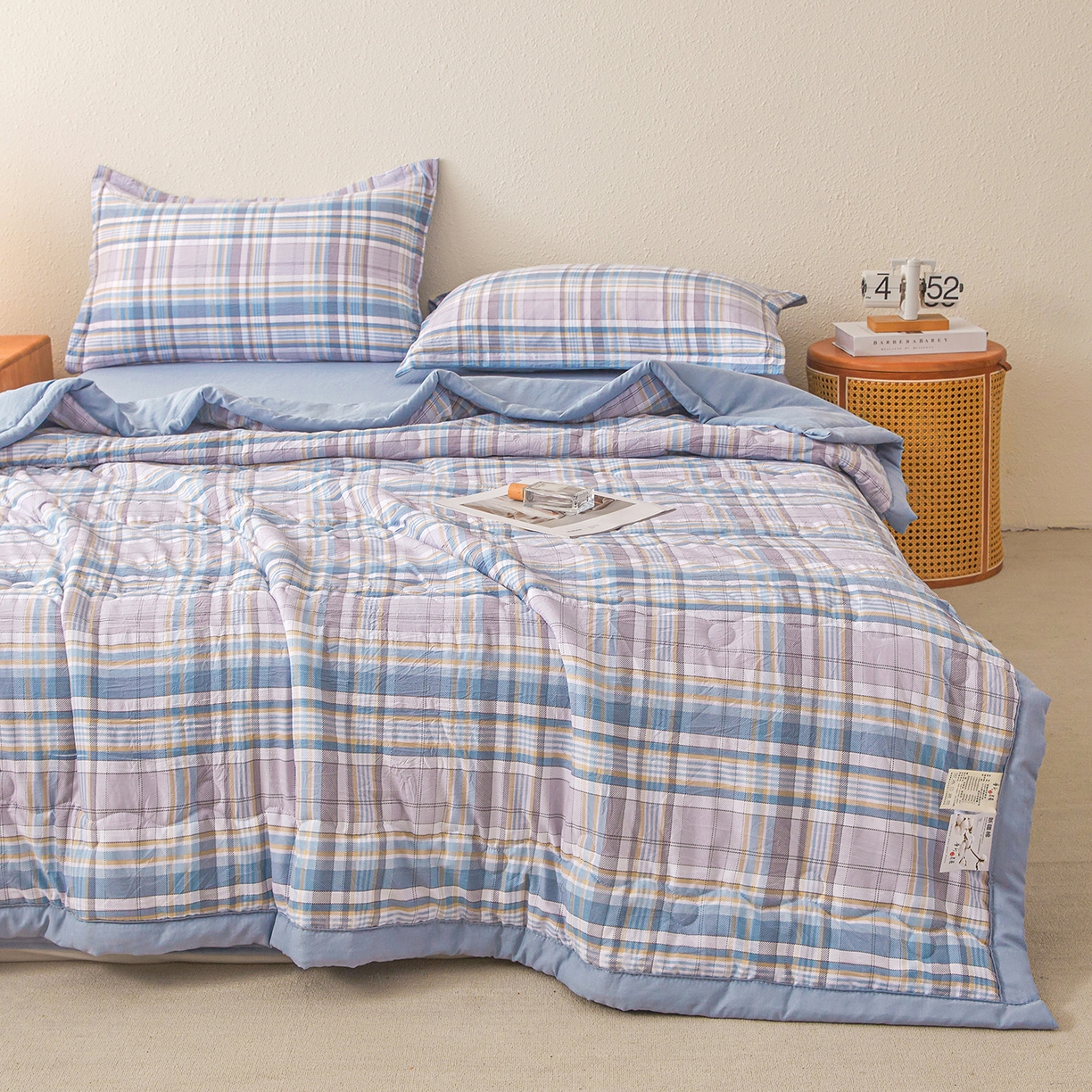 91家纺网 家纺一手货源 找家纺 西域种棉人·千百笠 2026新款A类新疆棉花夏凉被加宽包边水洗棉无印格子印花吸湿透气棉花夏被空调被 格子蓝