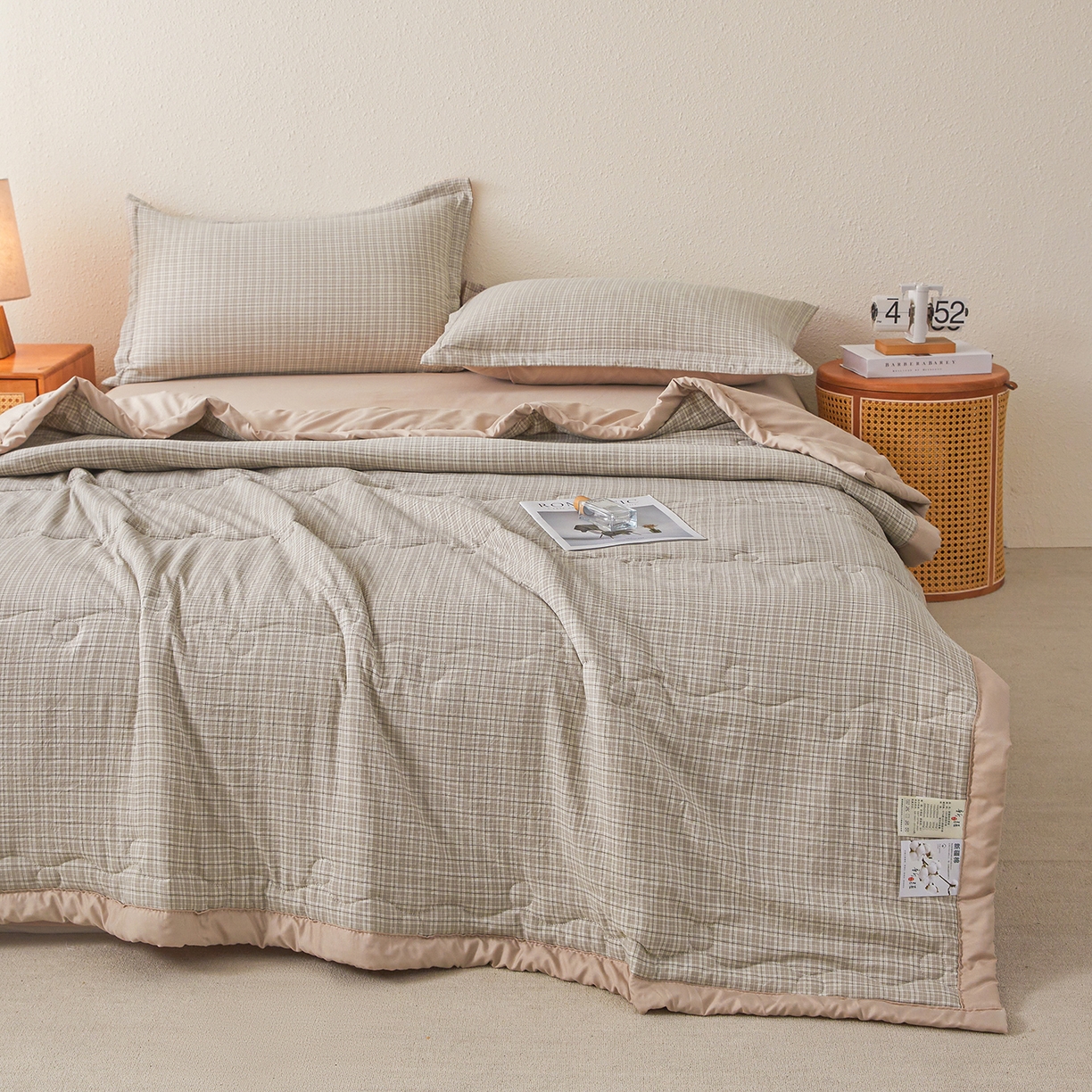 91家纺网 家纺一手货源 找家纺 西域种棉人·千百笠 2026新款A类新疆棉花夏凉被加宽包边水洗棉无印格子印花吸湿透气棉花夏被空调被 小格灰