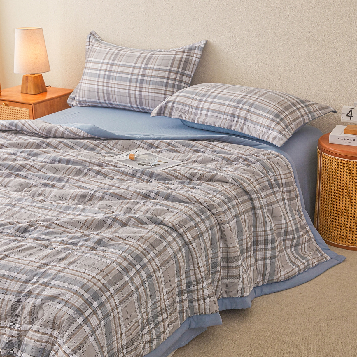 91家纺网 家纺一手货源 找家纺 西域种棉人·千百笠 2026新款A类新疆棉花夏凉被加宽包边水洗棉无印格子印花吸湿透气棉花夏被空调被 格子灰