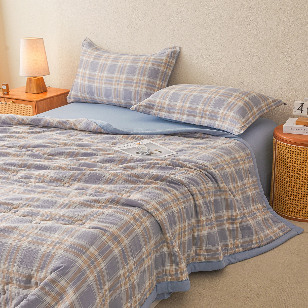 91家纺网 家纺一手货源 找家纺 西域种棉人·千百笠 2026新款A类新疆棉花夏凉被加宽包边水洗棉无印格子印花吸湿透气棉花夏被空调被 格子紫