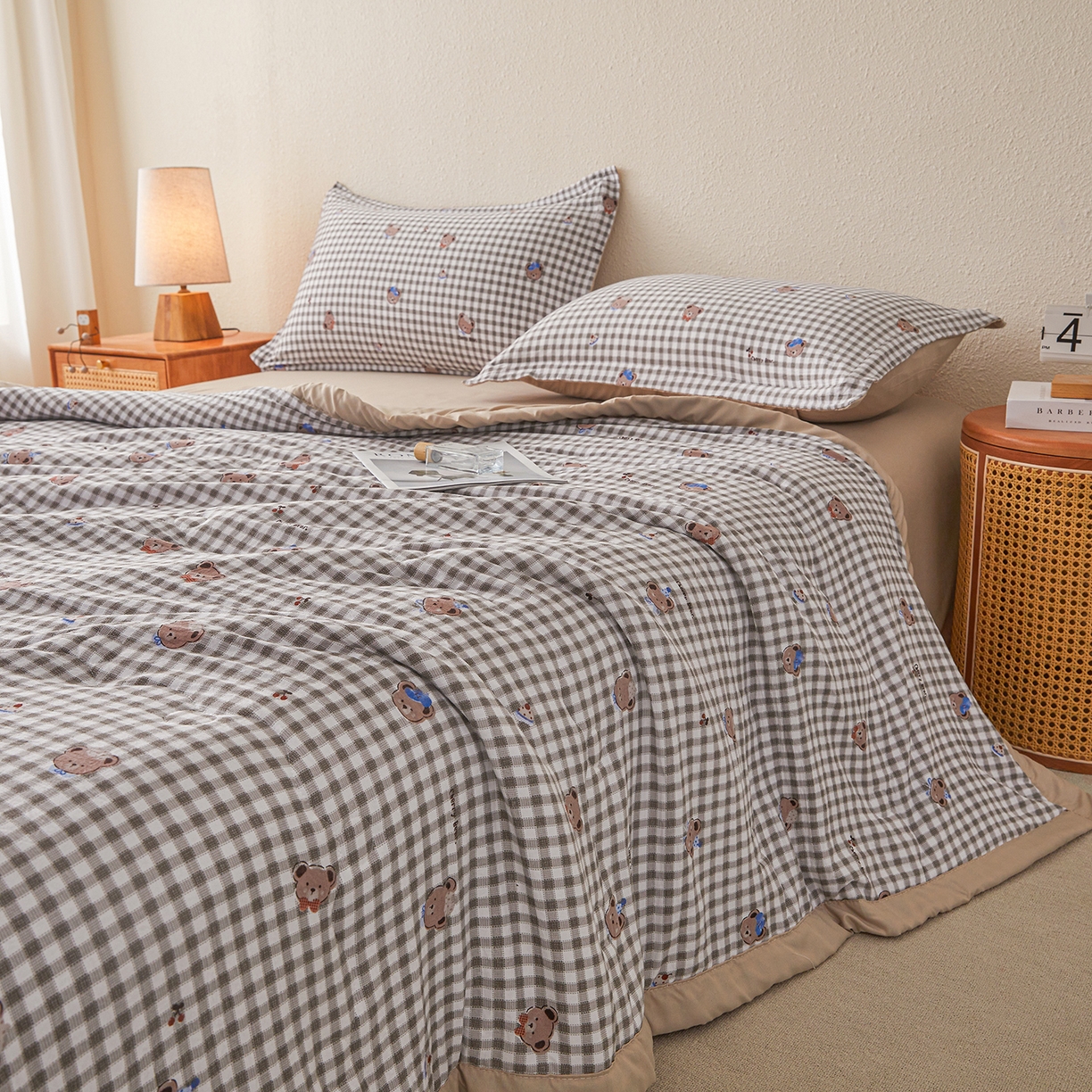 91家纺网 家纺一手货源 找家纺 西域种棉人·千百笠 2026新款A类新疆棉花夏凉被加宽包边水洗棉无印格子印花吸湿透气棉花夏被空调被 格子熊