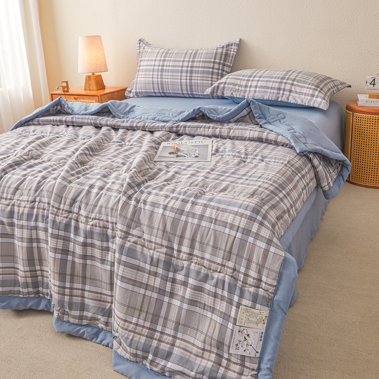 91家纺网 家纺一手货源 找家纺 西域种棉人·千百笠 2026新款A类新疆棉花夏凉被加宽包边水洗棉无印格子印花吸湿透气棉花夏被空调被 格子灰