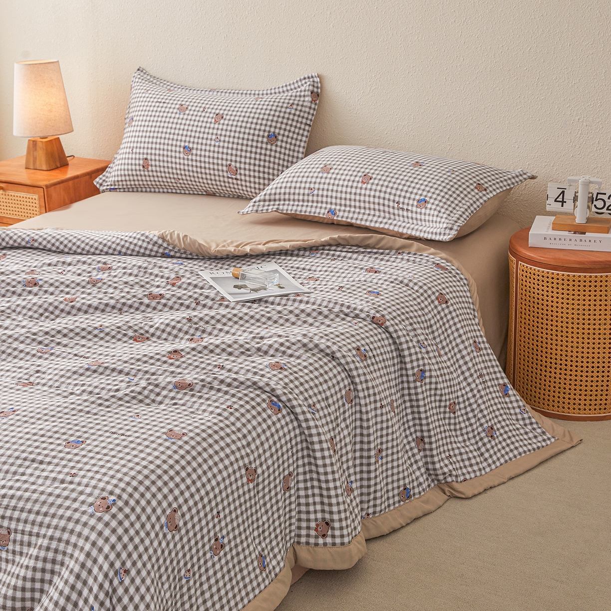 91家纺网 家纺一手货源 找家纺 西域种棉人·千百笠 2026新款A类新疆棉花夏凉被加宽包边水洗棉无印格子印花吸湿透气棉花夏被空调被 格子熊