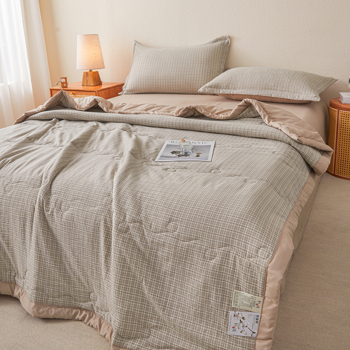 91家纺网 家纺一手货源 找家纺 西域种棉人·千百笠 2026新款A类新疆棉花夏凉被加宽包边水洗棉无印格子印花吸湿透气棉花夏被空调被 小格灰