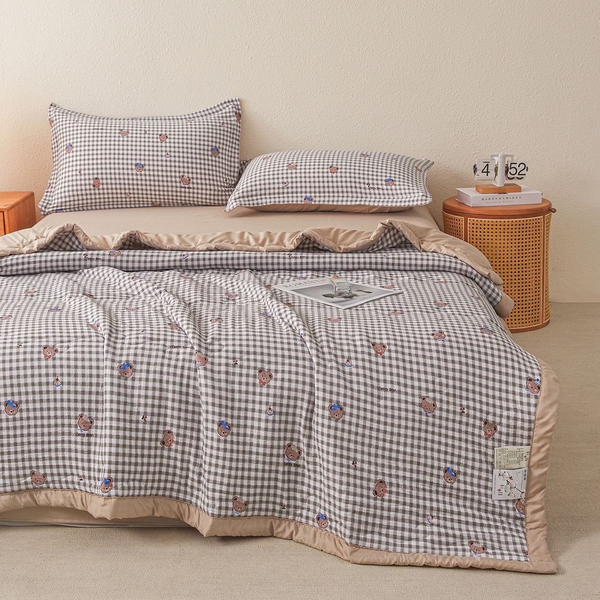 91家纺网 家纺一手货源 找家纺 西域种棉人·千百笠 2026新款A类新疆棉花夏凉被加宽包边水洗棉无印格子印花吸湿透气棉花夏被空调被 格子熊