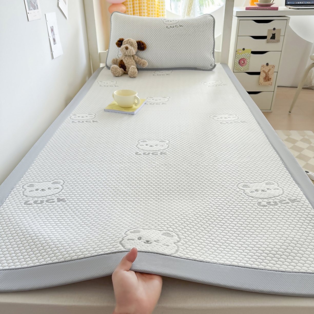 91家纺网 家纺一手货源 找家纺 奇丝雅 2026新款夏季A类冰豆豆凉席冰丝凉席家用冰丝席可机洗水洗单人学生宿舍上下铺寝室 抱抱熊-灰