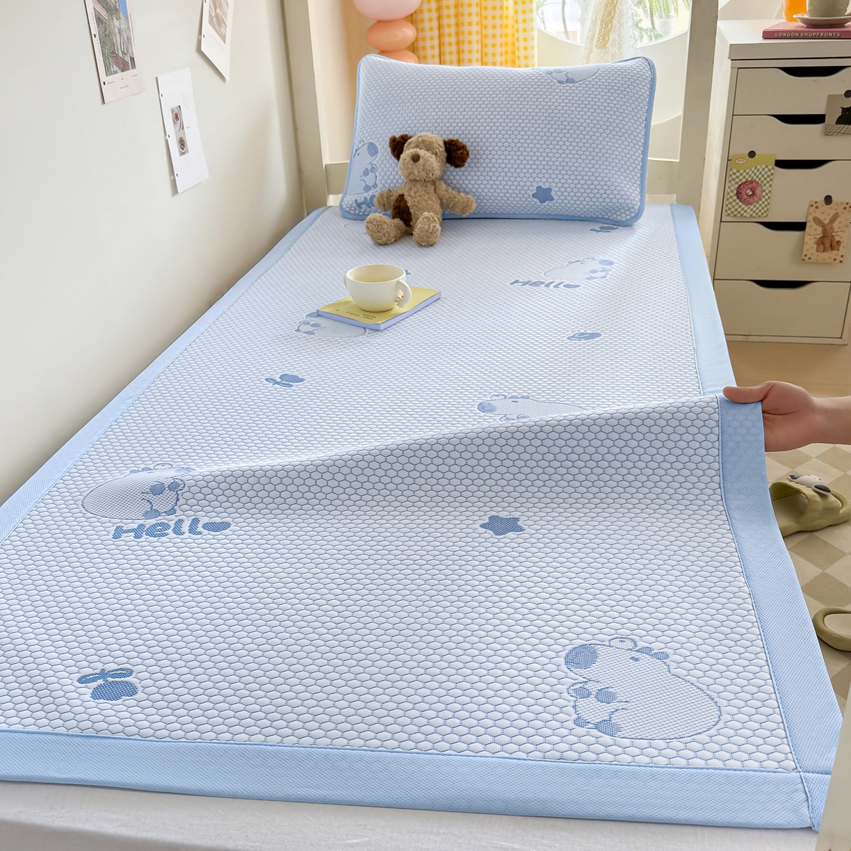 91家纺网 家纺一手货源 找家纺 奇丝雅 2026新款夏季A类冰豆豆凉席冰丝凉席家用冰丝席可机洗水洗单人学生宿舍上下铺寝室 卡皮巴拉-蓝