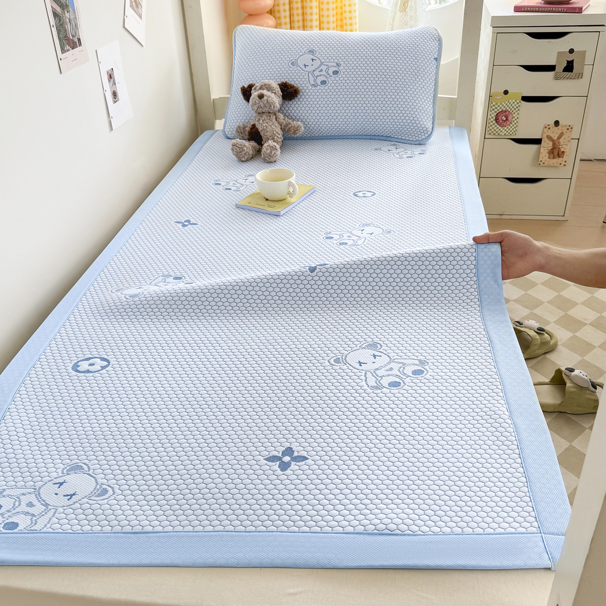 91家纺网 家纺一手货源 找家纺 奇丝雅 2026新款夏季A类冰豆豆凉席冰丝凉席家用冰丝席可机洗水洗单人学生宿舍上下铺寝室 抱抱熊-蓝