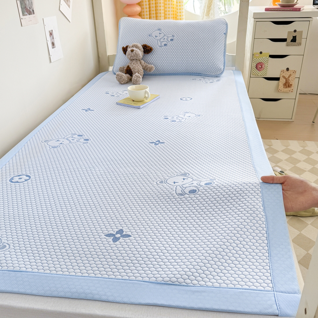 91家纺网 家纺一手货源 找家纺 奇丝雅 2026新款夏季A类冰豆豆凉席冰丝凉席家用冰丝席可机洗水洗单人学生宿舍上下铺寝室 抱抱熊-蓝