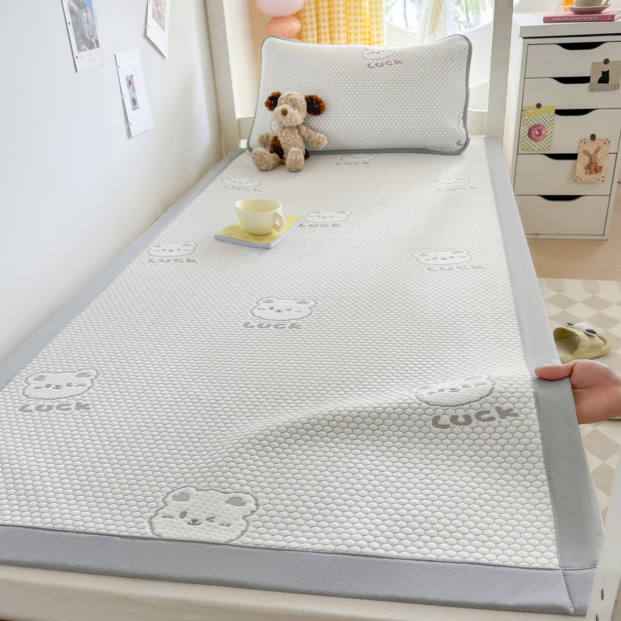 91家纺网 家纺一手货源 找家纺 奇丝雅 2026新款夏季A类冰豆豆凉席冰丝凉席家用冰丝席可机洗水洗单人学生宿舍上下铺寝室 小冰熊-灰