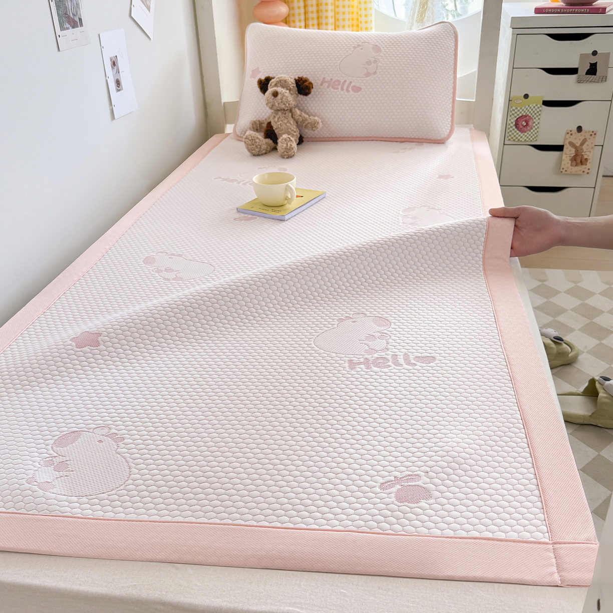 91家纺网 家纺一手货源 找家纺 奇丝雅 2026新款夏季A类冰豆豆凉席冰丝凉席家用冰丝席可机洗水洗单人学生宿舍上下铺寝室 卡皮巴拉-粉