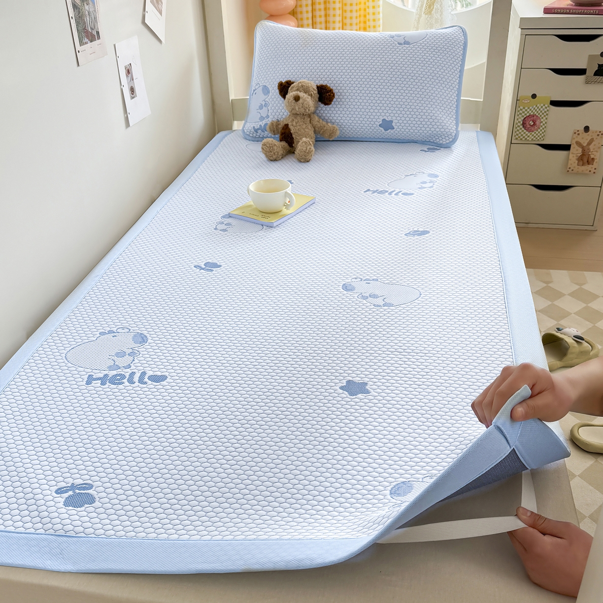 91家纺网 家纺一手货源 找家纺 奇丝雅 2026新款夏季A类冰豆豆凉席冰丝凉席家用冰丝席可机洗水洗单人学生宿舍上下铺寝室 卡皮巴拉-蓝