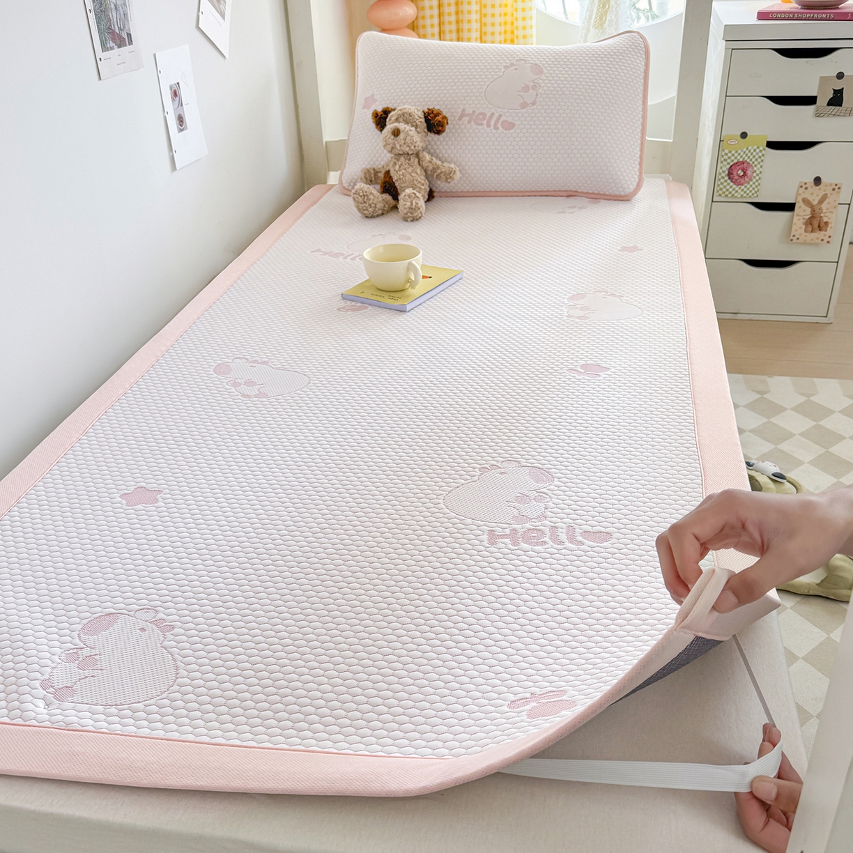 91家纺网 家纺一手货源 找家纺 奇丝雅 2026新款夏季A类冰豆豆凉席冰丝凉席家用冰丝席可机洗水洗单人学生宿舍上下铺寝室 卡皮巴拉-粉