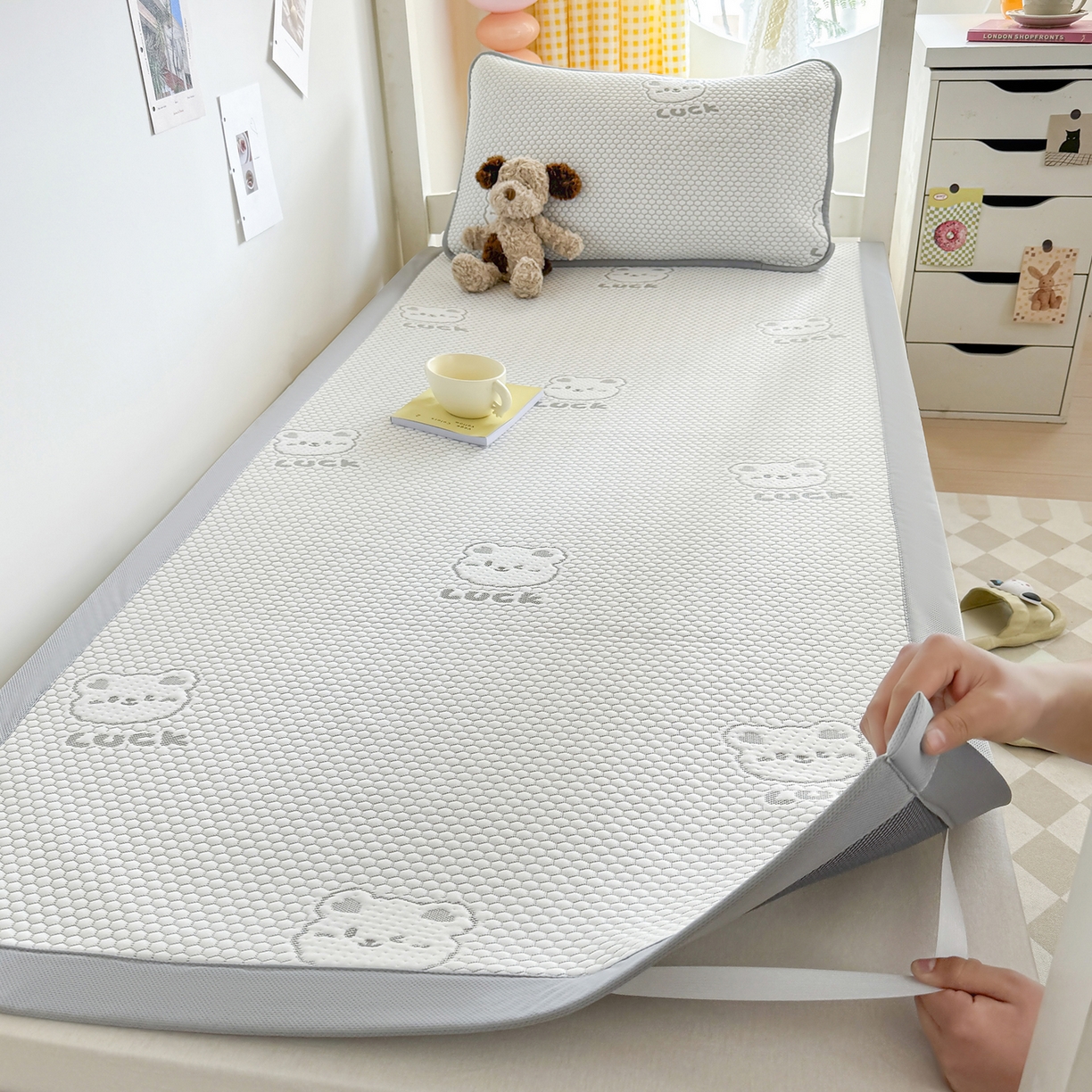 91家纺网 家纺一手货源 找家纺 奇丝雅 2026新款夏季A类冰豆豆凉席冰丝凉席家用冰丝席可机洗水洗单人学生宿舍上下铺寝室 小冰熊-灰