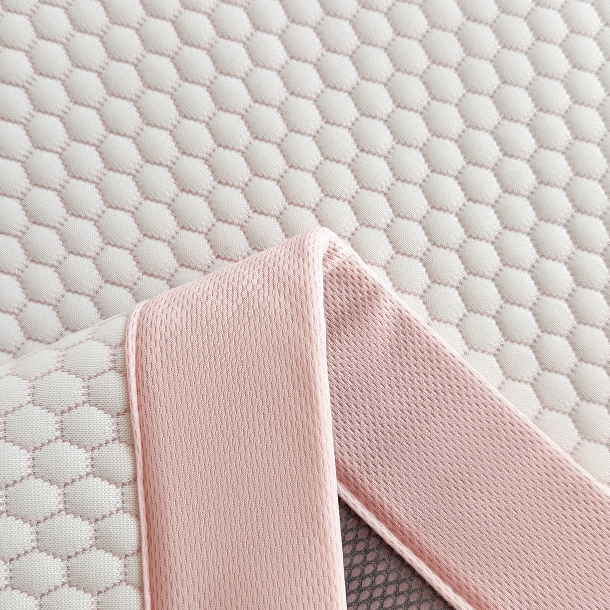 91家纺网 家纺一手货源 找家纺 奇丝雅 2026新款夏季A类冰豆豆凉席冰丝凉席家用冰丝席可机洗水洗单人学生宿舍上下铺寝室 卡皮巴拉-粉