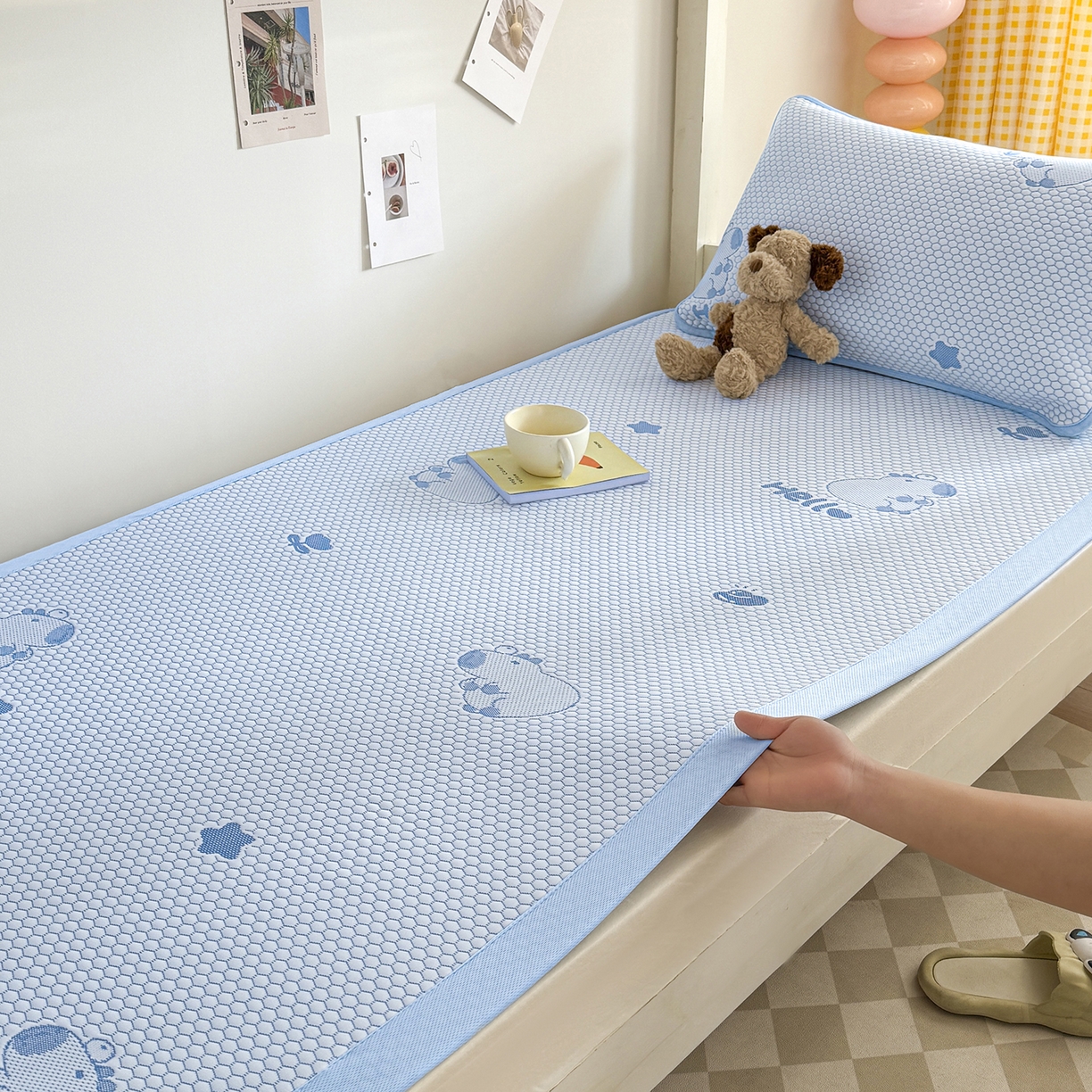 91家纺网 家纺一手货源 找家纺 奇丝雅 2026新款夏季A类冰豆豆凉席冰丝凉席家用冰丝席可机洗水洗单人学生宿舍上下铺寝室 卡皮巴拉-蓝