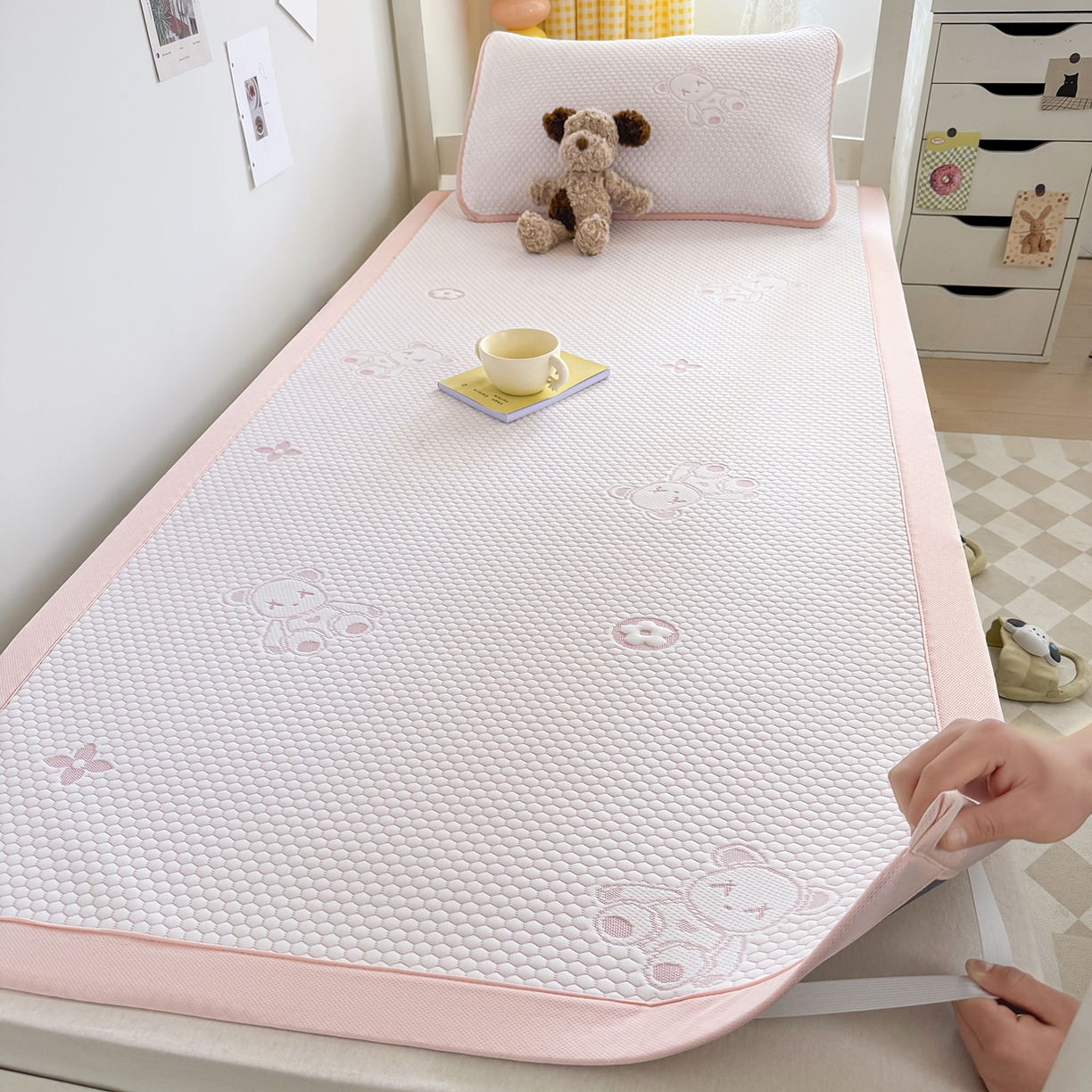 91家纺网 家纺一手货源 找家纺 奇丝雅 2026新款夏季A类冰豆豆凉席冰丝凉席家用冰丝席可机洗水洗单人学生宿舍上下铺寝室 抱抱熊-粉