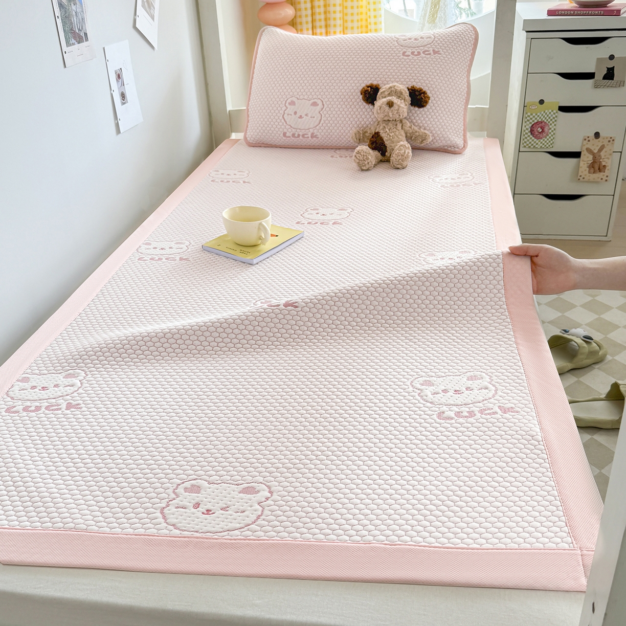 91家纺网 家纺一手货源 找家纺 奇丝雅 2026新款夏季A类冰豆豆凉席冰丝凉席家用冰丝席可机洗水洗单人学生宿舍上下铺寝室 小冰熊-粉